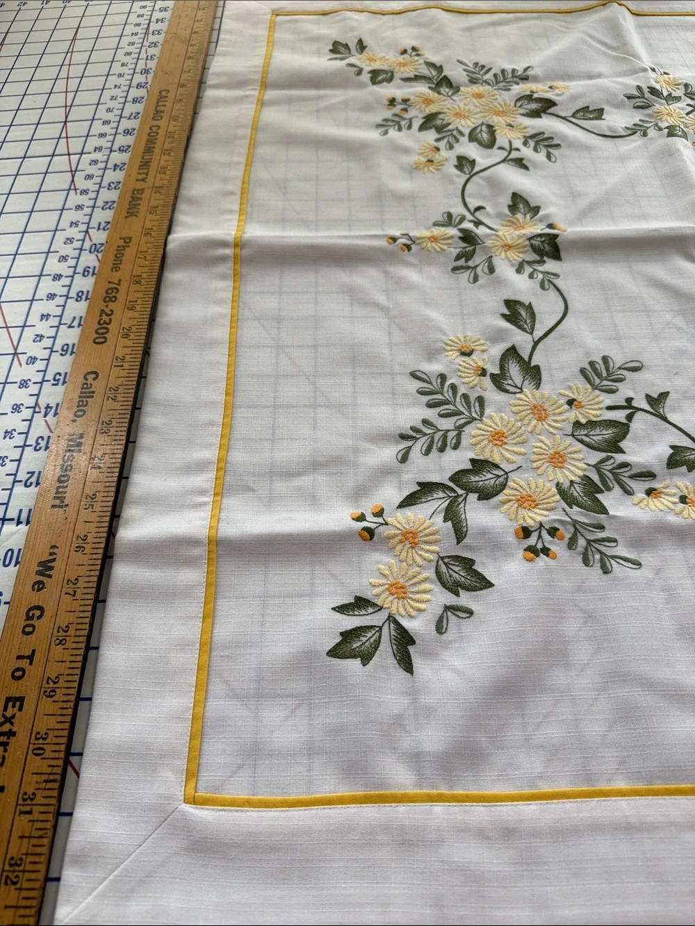 Embroidered Daisy Tablecloth 33” Square Linen Look Yellow Green Floral